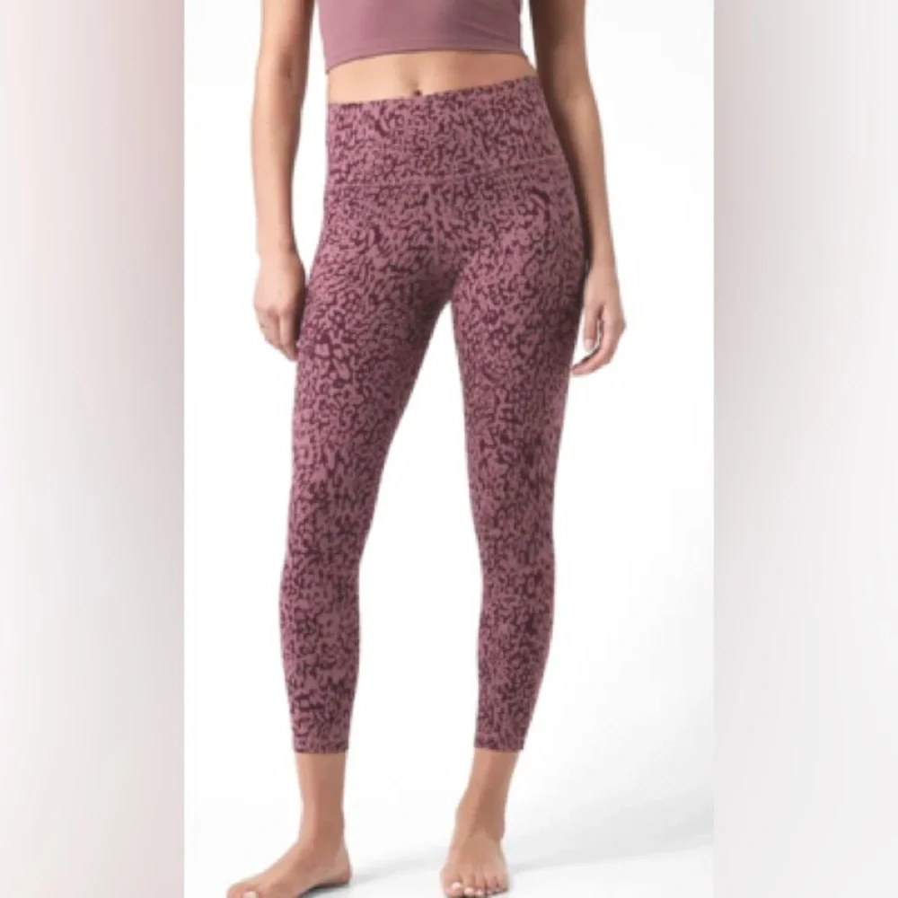 Athleta Salutation Stash Pocket II 7/8th Printed Tights in Mauve, size XS